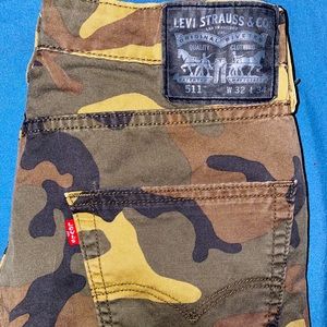 Levi’s slim fit camo pant